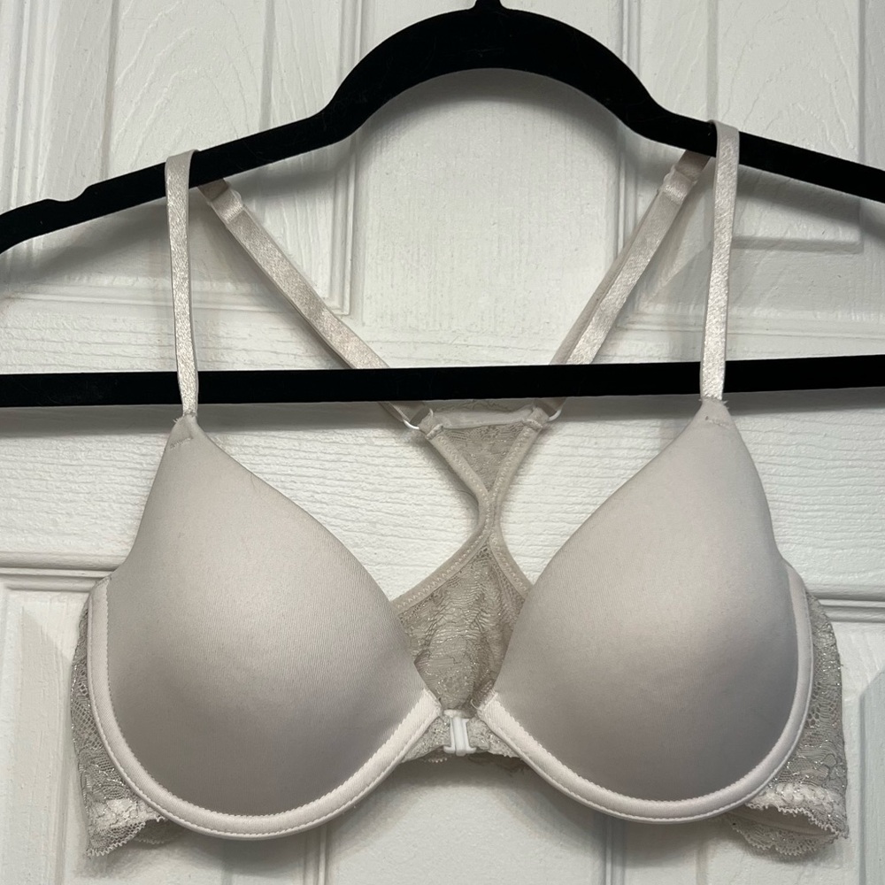 Maidenform White Bra with White/Silver Lace